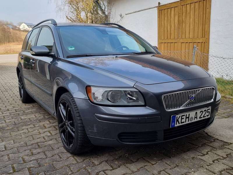 Grau Gebraucht 2004 Volvo V50 Kombi | 2.000 € (Etwas zu teuer) - Bild 1/4