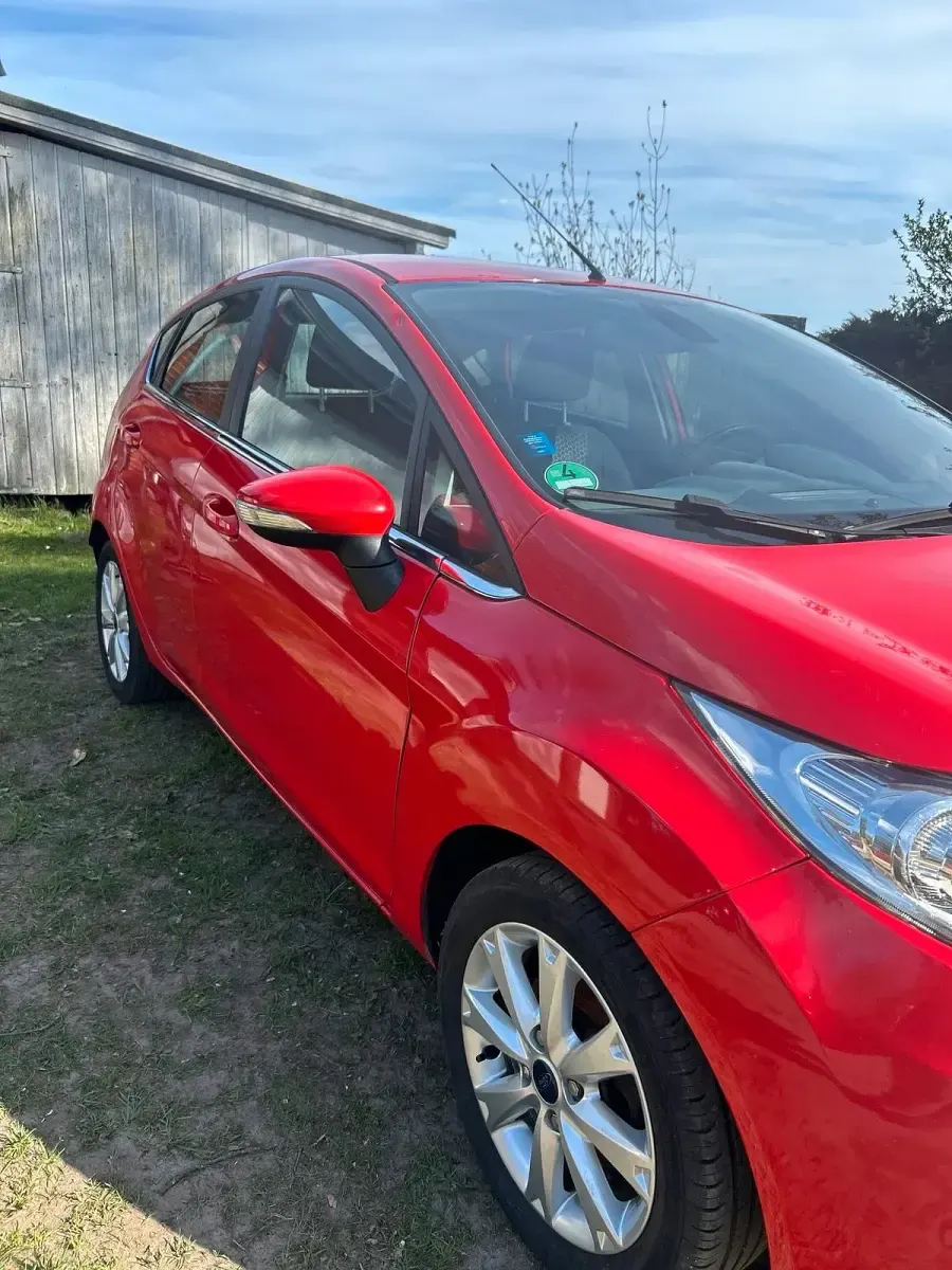 Gebraucht Ford Fiesta 82 PS (60 kW) 2011 Rot Kleinwagen