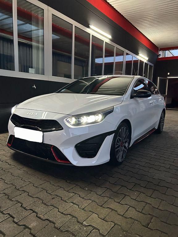 Weiß Gebraucht 2023 Kia ProCeed GT Kleinwagen | 27.850 € (Guter Preis) - Bild 1/4