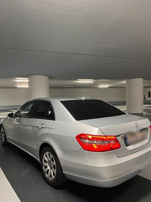 Grau Gebraucht 2010 Mercedes E220 Limousine | 9.000 € (Guter Preis) - Bild 1/4