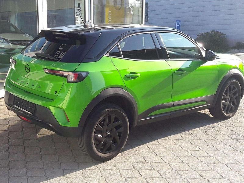 Gebraucht Opel Mokka-e GS Line 100 kW (136 PS) 2023 Matcha green/ikone gruen (metallic) SUV