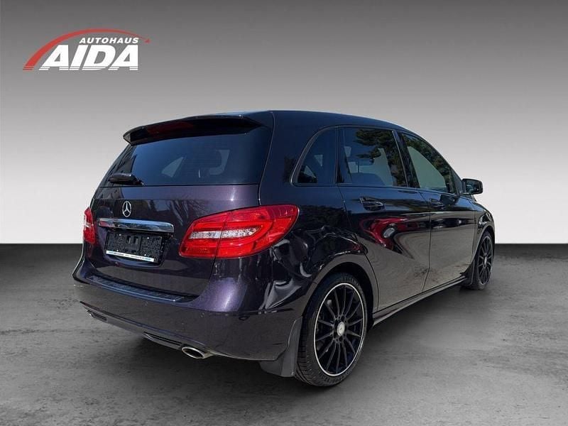 Używany Mercedes B250 211 KM (155 kW) 2014 Purpurowy Minivan