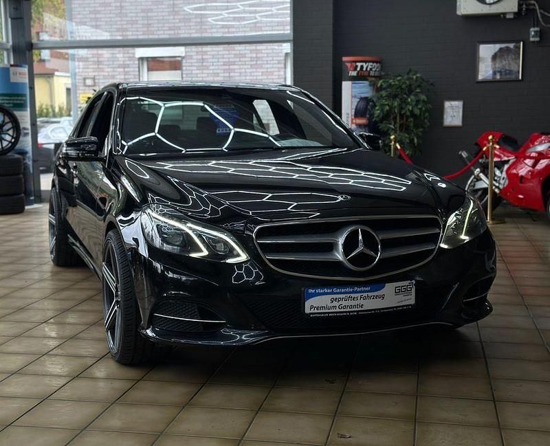 Schwarz/baltic black Gebraucht 2014 Mercedes E400 Limousine | 14.199 € - Bild 1/4