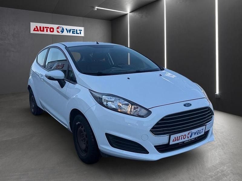 Gebraucht Ford Fiesta Ambiente 65 PS (47 kW) 2015 Weiß Kleinwagen