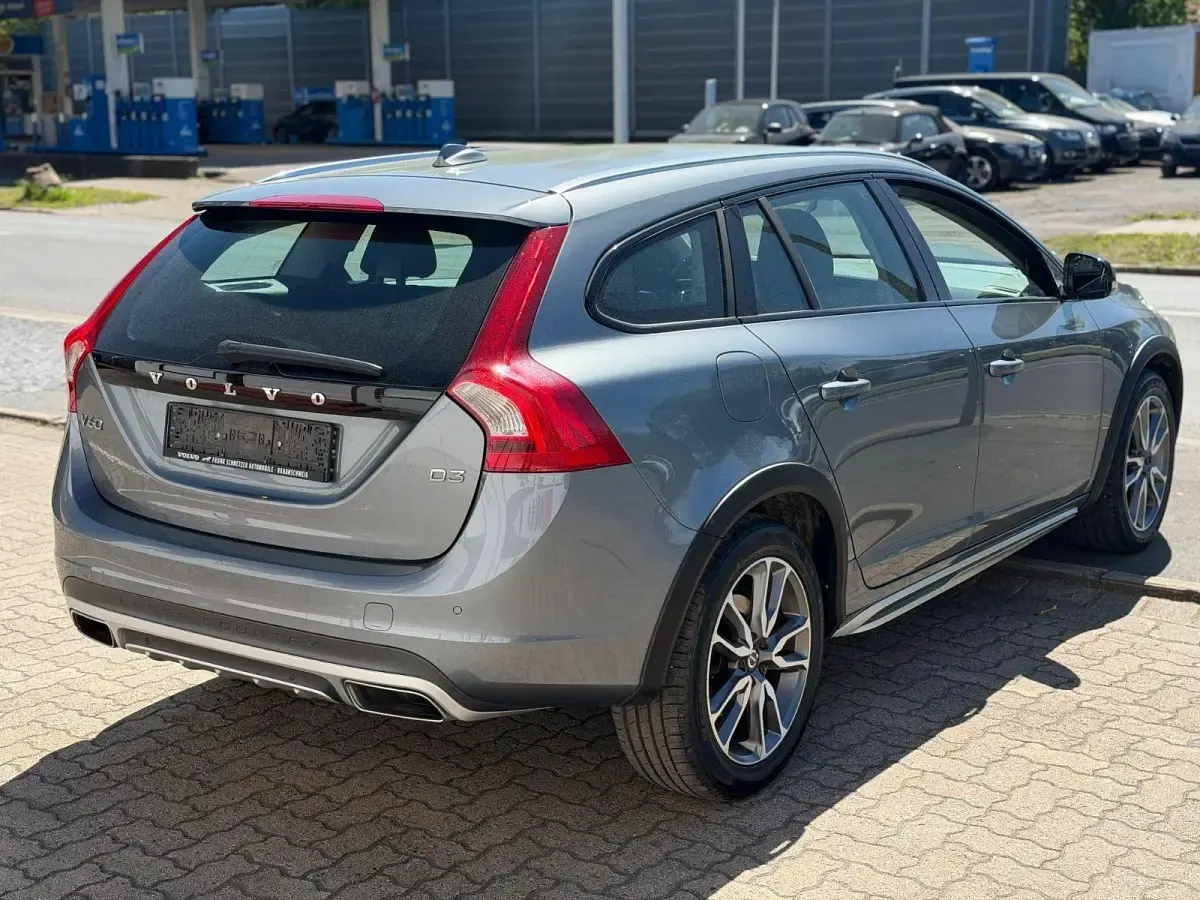 Gebraucht Volvo V60 CC Momentum 150 PS (110 kW) 2015 Grau Kombi