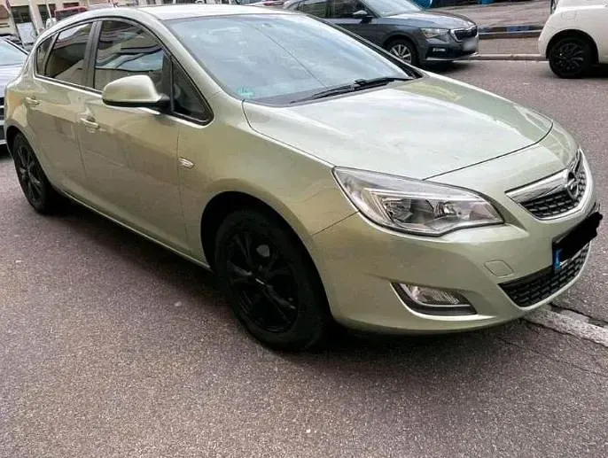 Gebraucht Opel Astra 140 PS (102 kW) 2011 Grün Kombi