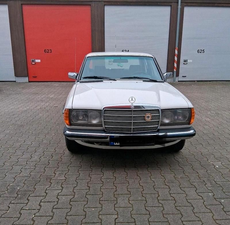 Gebraucht Mercedes 240 72 PS (52 kW) 1984 Weiß Limousine