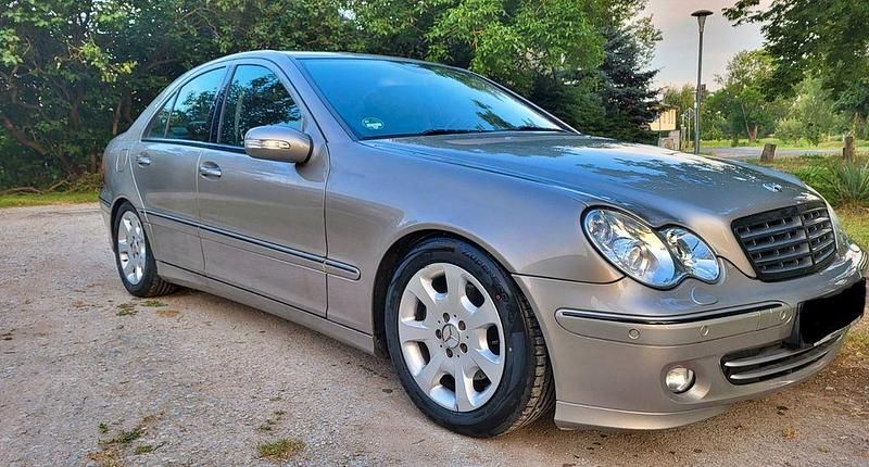 Grau Gebraucht 2004 Mercedes C320 Elegance Limousine | 4.500 € (Fairer Preis) - Bild 1/4