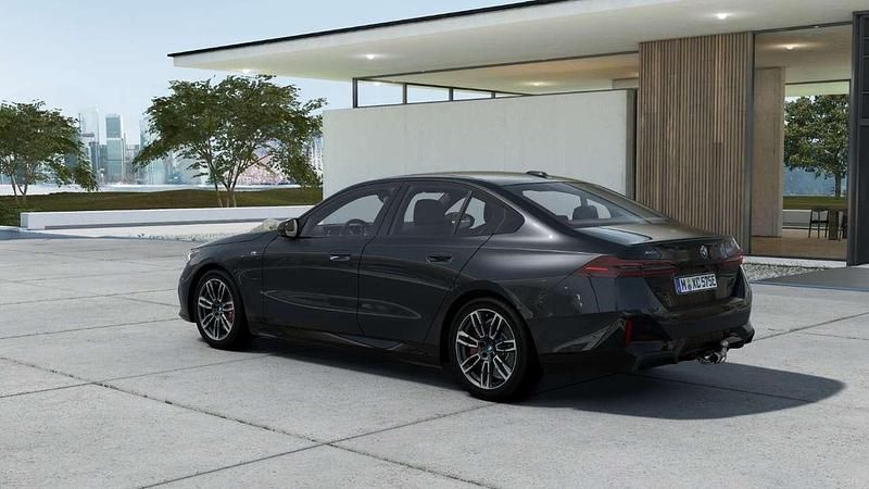 Neu BMW 550e Performance 489 PS (359 kW) 2025 Grau Limousine