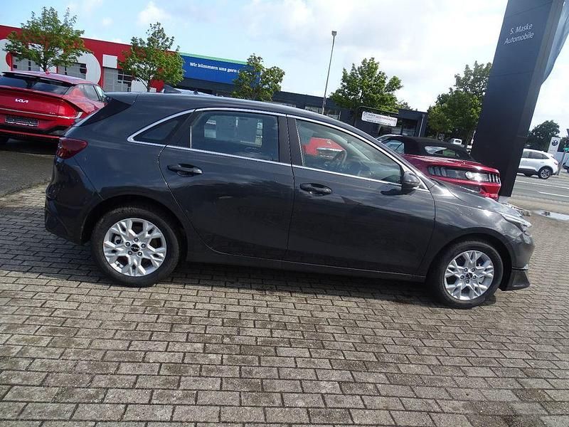 Neu Kia Ceed 140 PS (102 kW) 2025 Grau Kleinwagen