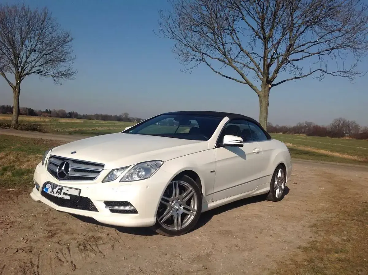 Gebraucht Mercedes E220 Elegance 170 PS (125 kW) 2012 Weiß Cabrio