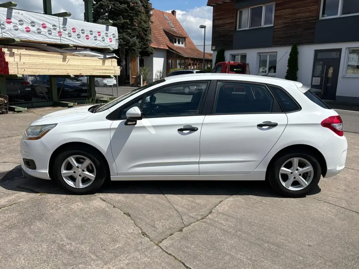 Used Citroën C4 Attraction 95 HP (69 kW) 2013 White Sedan