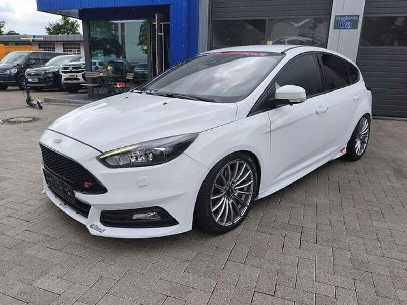 Weiß (frostweiß) Gebraucht 2015 Ford Focus ST Limousine | 15.900 € (Etwas zu teuer) - Bild 1/4