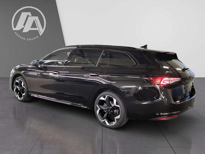 Neu Skoda Superb SportLine 150 PS (110 kW) 2026 Ebony schwarz Kombi