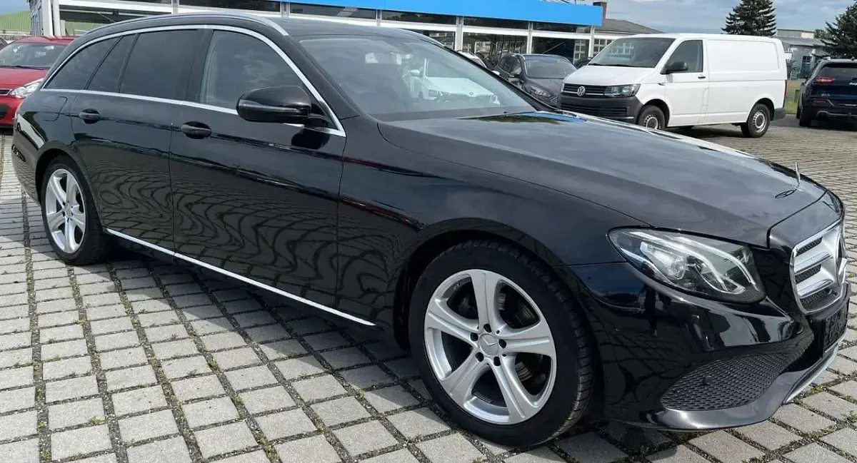 Gebraucht Mercedes E220 Avantgarde 194 PS (142 kW) 2016 Obsidianschwarz Kombi
