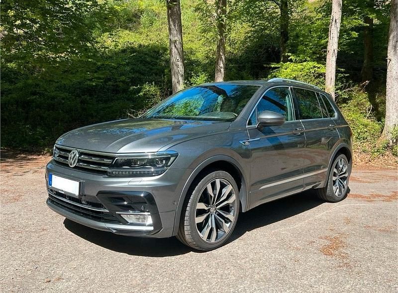 Grau Gebraucht 2017 VW Tiguan Highline SUV | 28.800 € (Teuer) - Bild 1/4