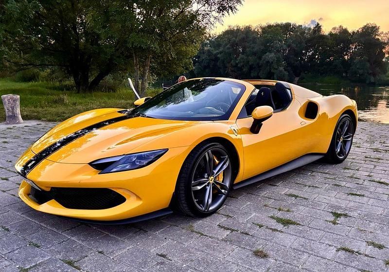 Gebraucht Ferrari 296 829 PS (609 kW) 2024 Gelb Cabrio