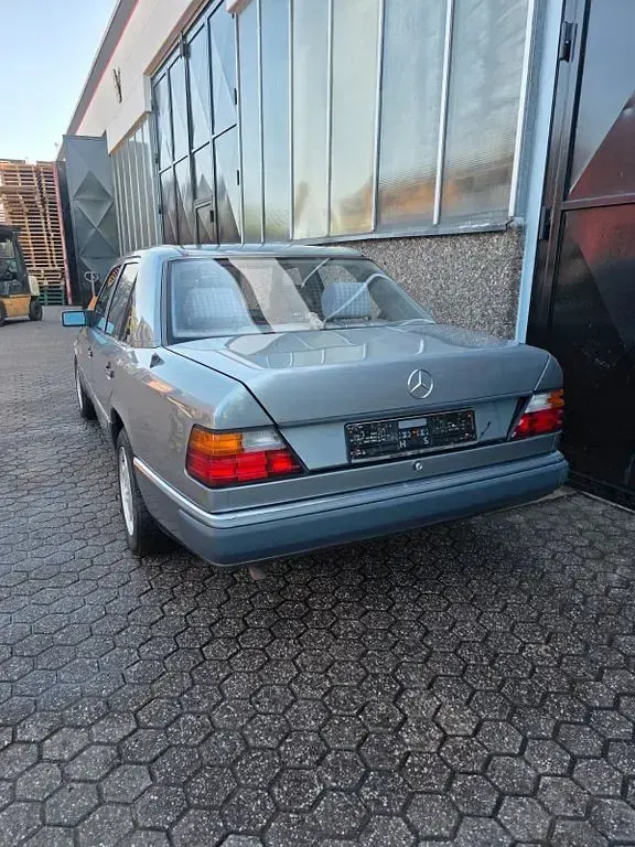Gebraucht Mercedes E230 132 PS (97 kW) 1992 Silber Limousine