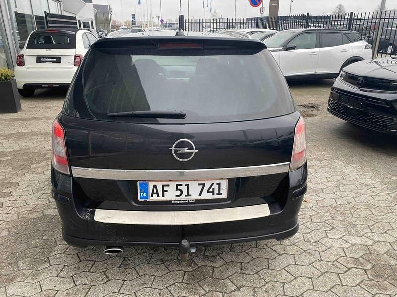 Używany Opel Astra Cosmo 179 KM (131 kW) 2008 Sedan/Limuzyna