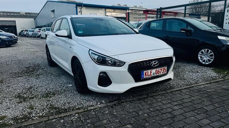 Gebraucht Hyundai i30 Pure 101 PS (74 kW) 2017 Weiß Kleinwagen