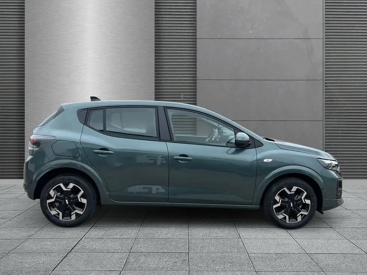 Neu Dacia Sandero Journey 101 PS (74 kW) 2026 Grün (zedergrün) Kleinwagen