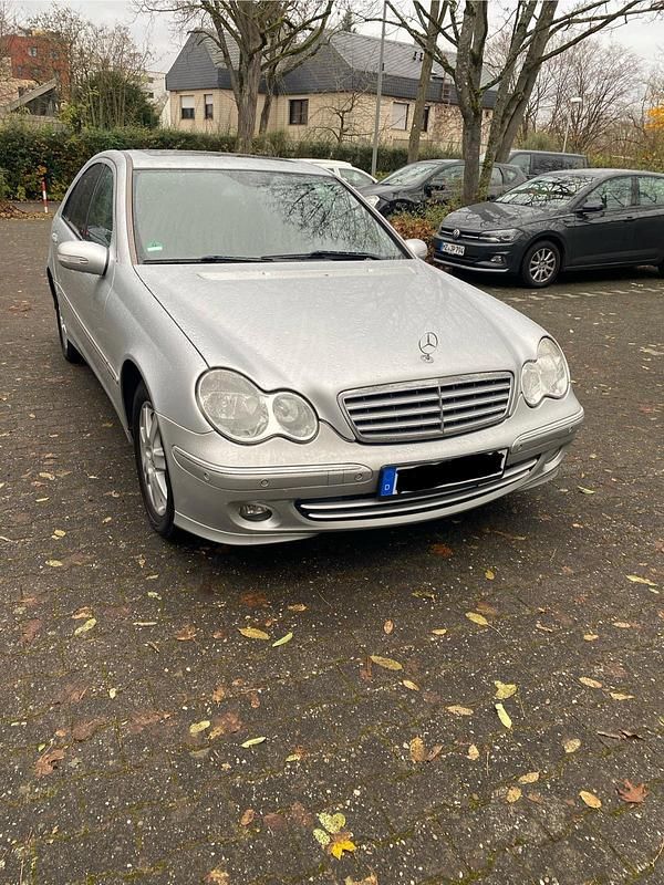 Silber Gebraucht 2007 Mercedes 220 Limousine | 3.900 € - Bild 1/4