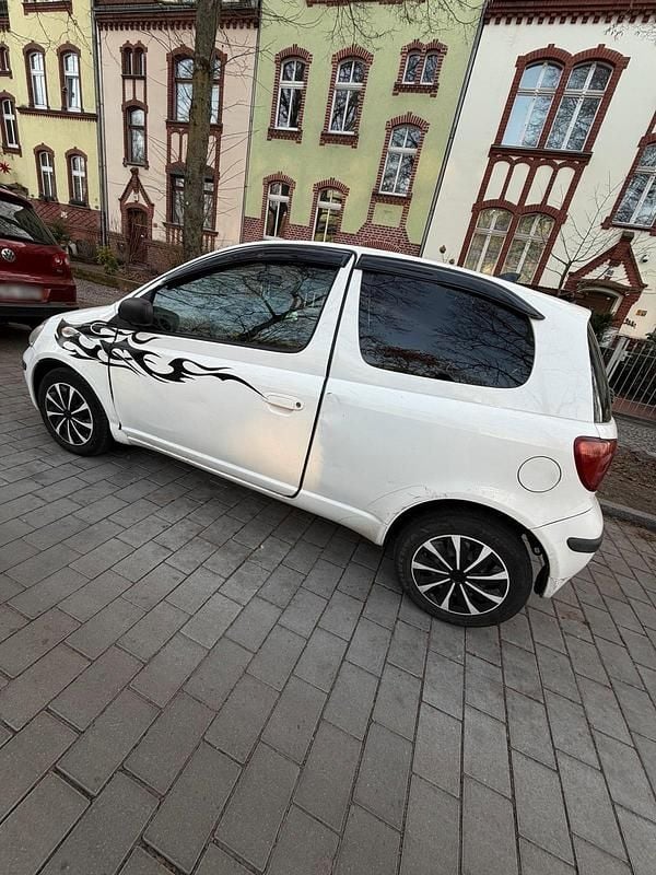 Gebraucht Toyota Yaris 86 PS (63 kW) 2003 Weiß Kleinwagen