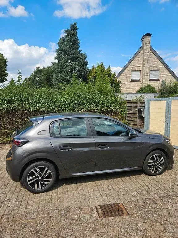 Gebraucht Peugeot 208 Active 101 PS (74 kW) 2023 Grau Kleinwagen