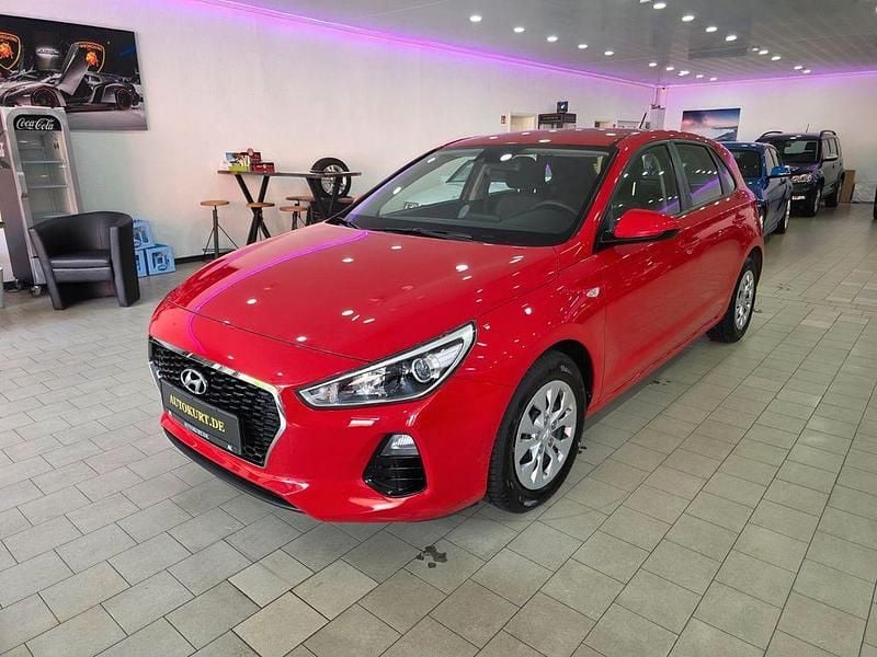Rot Gebraucht 2017 Hyundai i30 Pure Limousine | 10.490 € (Guter Preis) - Bild 1/4