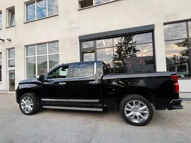 Używany Chevrolet Silverado 594 KM (436 kW) 2024 Czarny SUV
