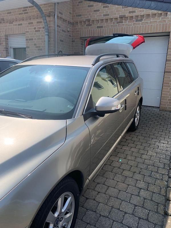 Grau Gebraucht 2010 Volvo V70 Summum Kombi | 5.899 € (Guter Preis) - Bild 1/4