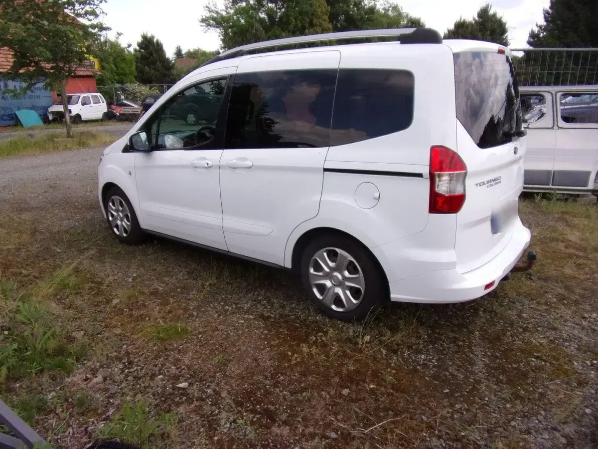 Gebraucht Ford Tourneo Courier Trend 101 PS (74 kW) 2016 Weiß Van / Kleinbus