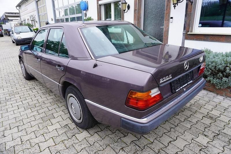 Gebraucht Mercedes E230 132 PS (97 kW) 1992 Braun Limousine