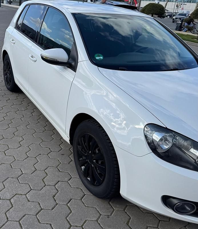 Gebraucht VW Golf VI 105 PS (77 kW) 2010 Weiß Kleinwagen