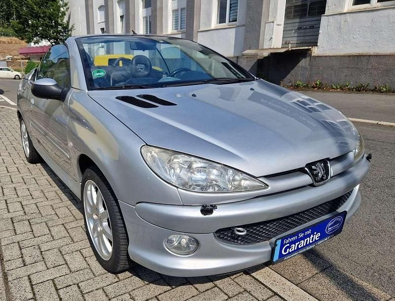 Grau Gebraucht 2004 Peugeot 206 CC Platinum Cabrio | 2.390 € (Fairer Preis) - Bild 1/4