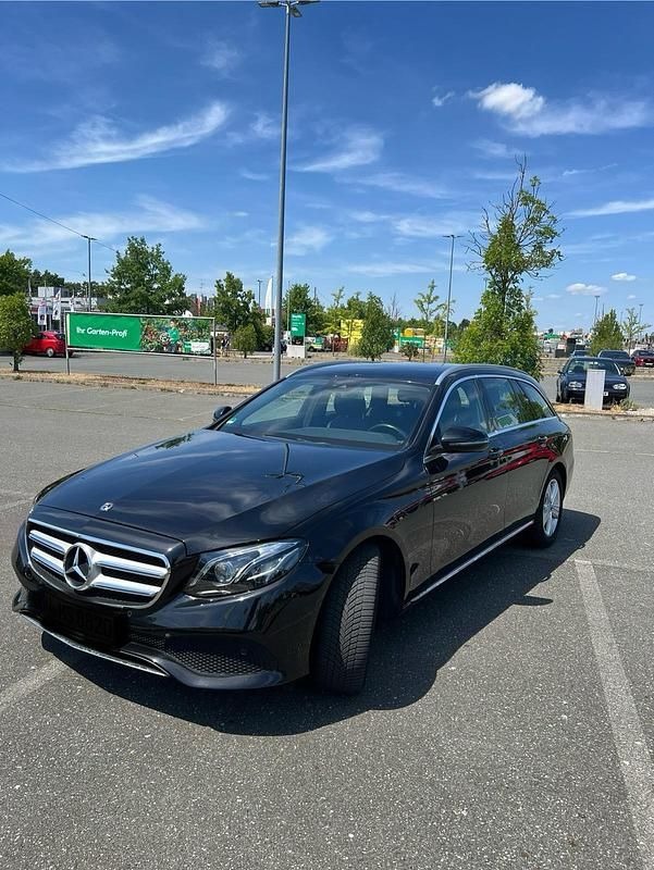 Schwarz Gebraucht 2017 Mercedes E200 Avantgarde Kombi | 19.000 € (Superpreis) - Bild 1/4