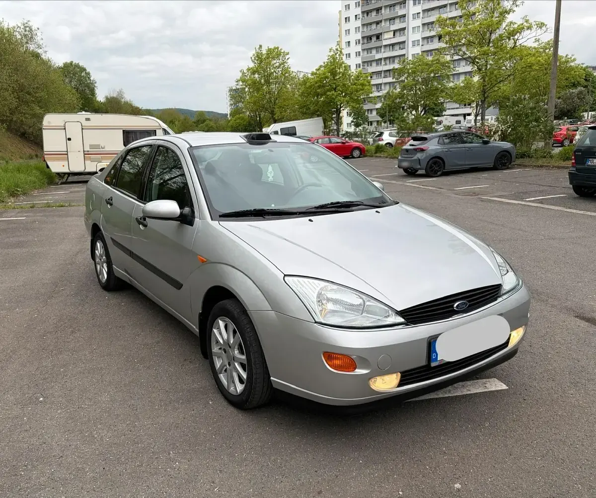 Gebraucht Ford Focus 115 PS (84 kW) 2001 Silber Limousine