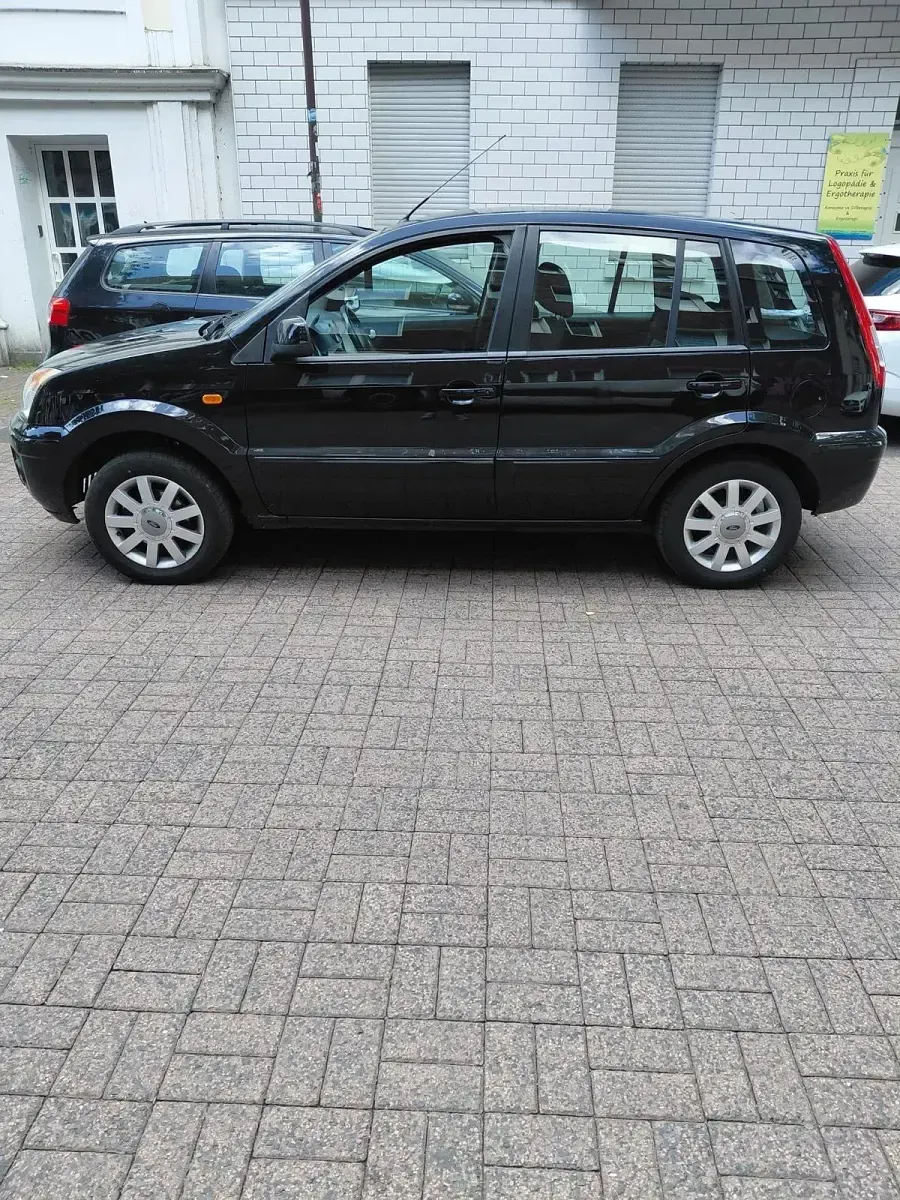 Gebraucht Ford Fusion 80 PS (58 kW) 2012 Schwarz Kleinwagen