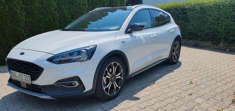 Weiß Gebraucht 2020 Ford Focus Active Limousine | 19.900 € (Fairer Preis) - Bild 1/4