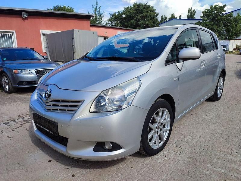 Silber Gebraucht 2009 Toyota Verso Executive Van / Kleinbus | 3.999 € (Guter Preis) - Bild 1/4
