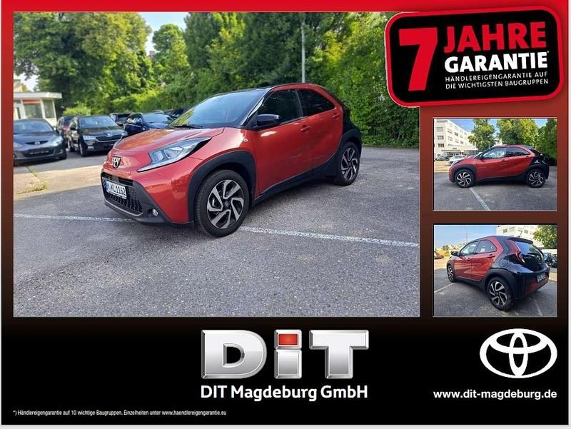 Chili red (3u4)/ black mica (2 Neu 2025 Toyota Aygo Kleinwagen | 17.290 € - Bild 1/4