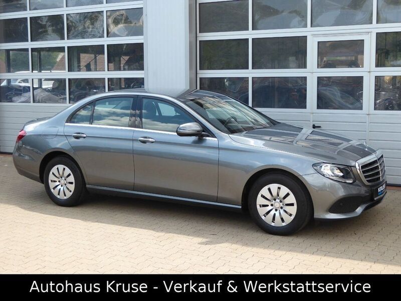 Grau Gebraucht 2016 Mercedes E220 Limousine | 23.450 € (Guter Preis) - Bild 1/4