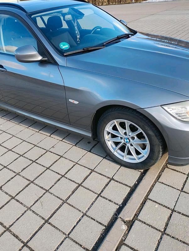 Gebraucht BMW 320 184 PS (135 kW) 2011 Grau Kombi