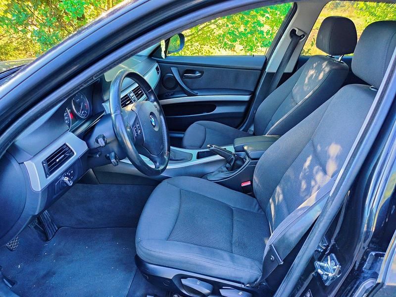 Gebraucht BMW 320 177 PS (130 kW) 2009 Schwarz Kombi