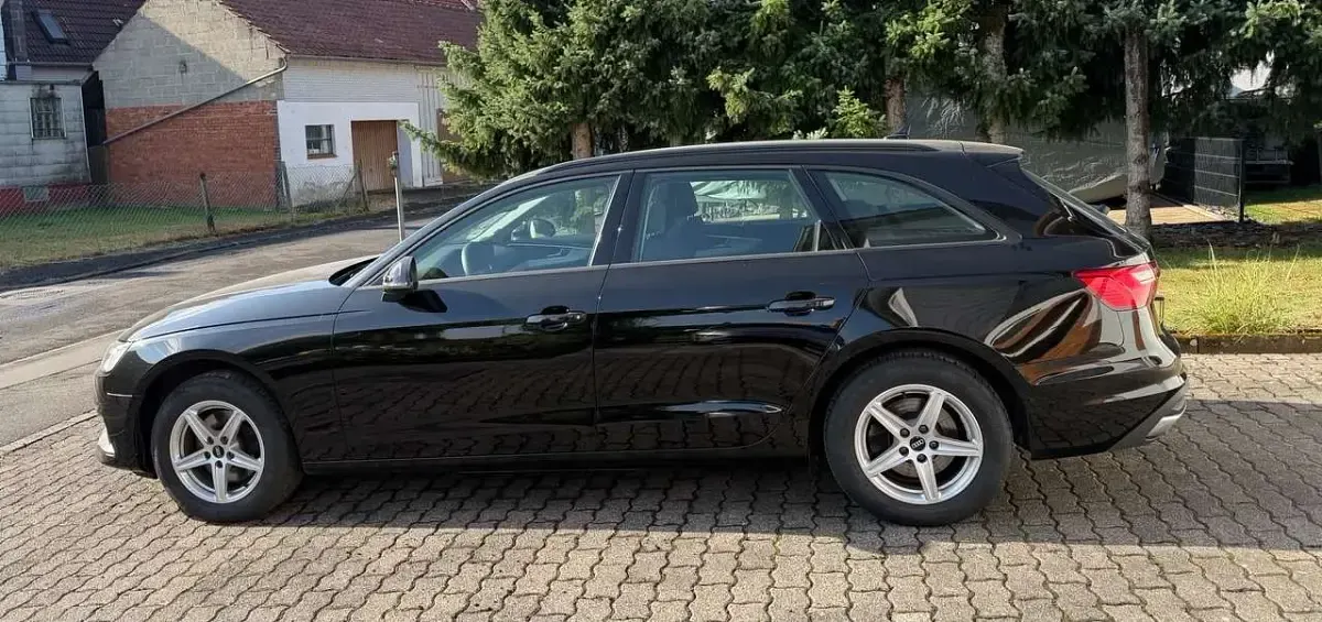 Gebraucht Audi A4 Basis 150 PS (110 kW) 2021 Schwarz Kombi