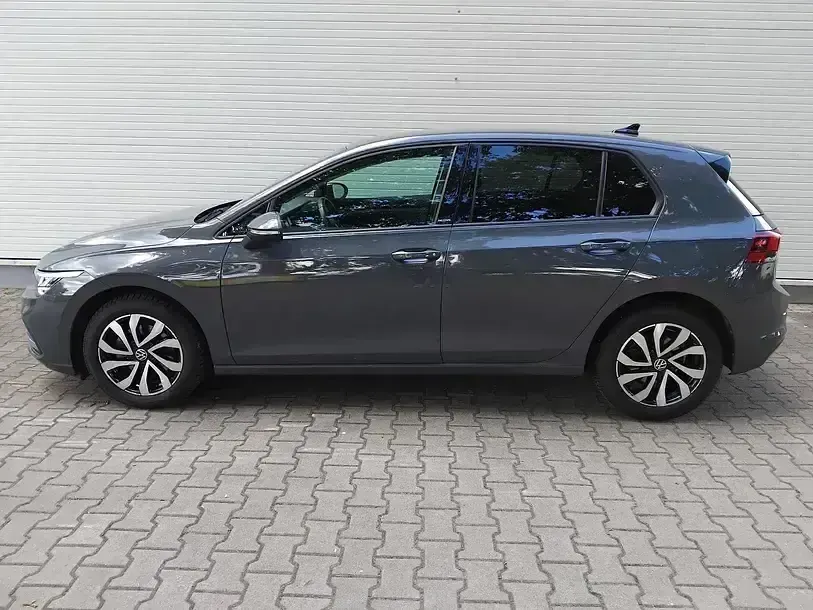 Gebraucht VW Golf VIII 131 PS (96 kW) 2022 Delfingrau metallic Limousine