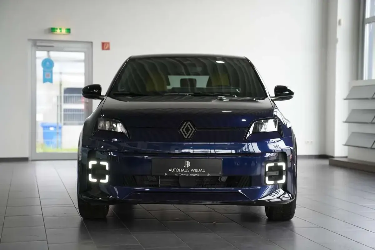 Neu Renault 5 E-Tech Iconic 89 kW (122 PS) 2026 Blau rre + schwarz gne Kleinwagen