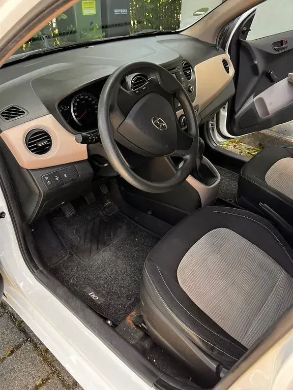 Gebraucht Hyundai i10 Classic 67 PS (49 kW) 2015 Weiß Kleinwagen