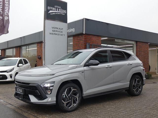Grau Neu 2025 Hyundai Kona N Line SUV | 31.490 € (Etwas zu teuer) - Bild 1/4