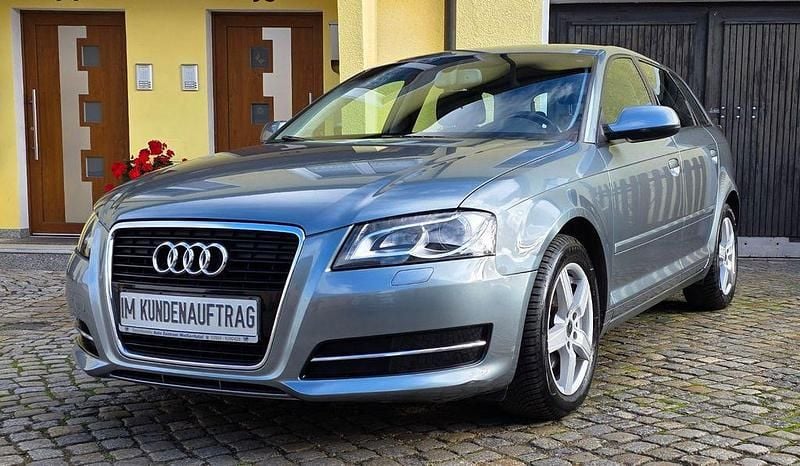 Grau Gebraucht 2011 Audi A3 Sportback Ambiente Limousine | 6.850 € (Guter Preis) - Bild 1/4